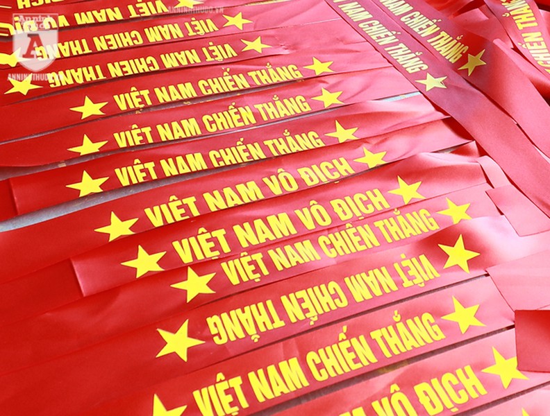Trắng đêm may cờ Tổ quốc, in băng rôn phục vụ người hâm mộ bóng đá Việt Nam